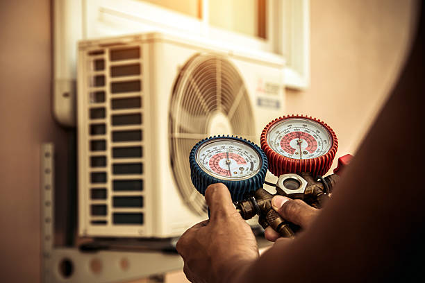 Professional Hvac technician working in Winthrop, IA